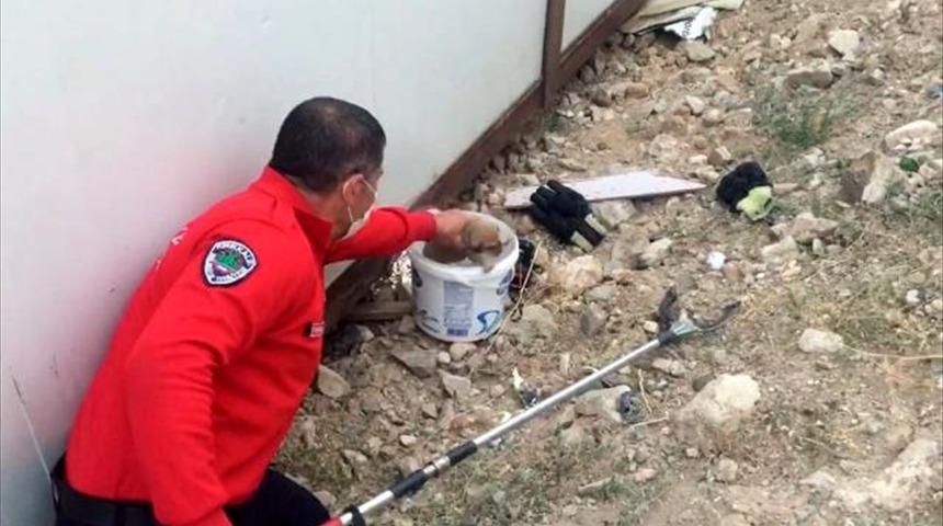 Kırıkkale'de konteynerin altına sığınan yavru köpekleri itfaiye kurtardı