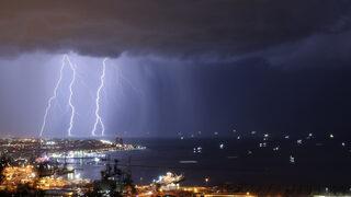 İskenderun’da şimşekler geceyi aydınlattı, sağanak hayatı felç etti