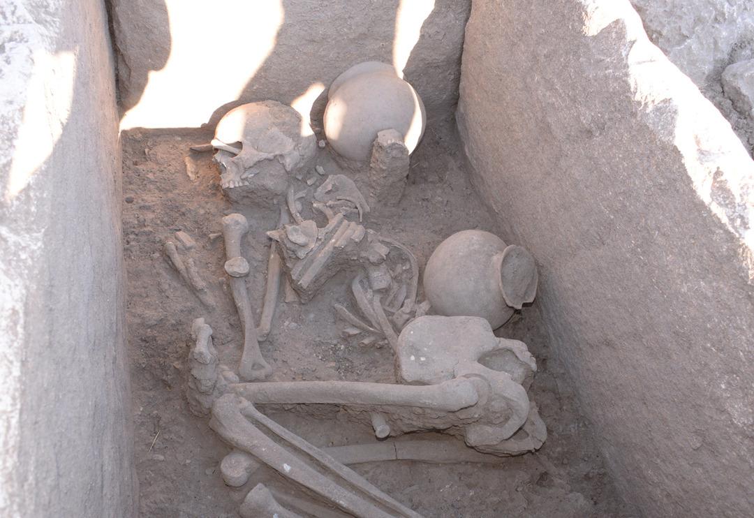 Diyarbakır'daki &Ccedil;ay&ouml;n&uuml; H&ouml;y&uuml;ğ&uuml;'nde yeni keşif! 5 bin yıllık sandık mezar bulundu