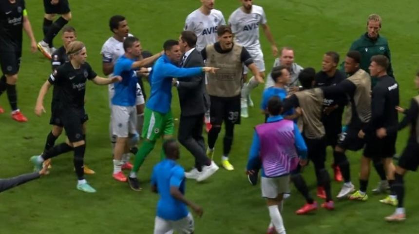 F.Bahçe - E. Frankfurt maçında kavga çıktı! Ortalık karıştı