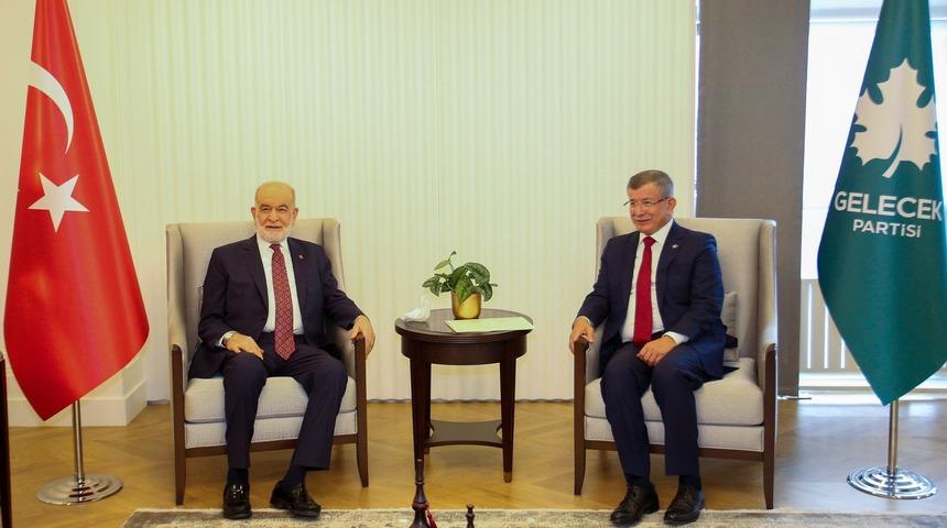 Karamollaoğlu ve Davutoğlu'ndan 'kutsal değerler &uuml;zerinden siyasete karşı' ortak tutum kararı