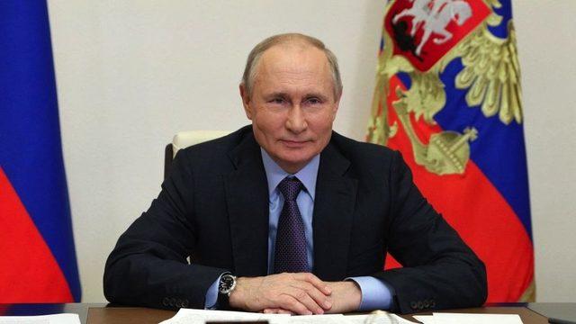 Putin, devlet başkanları parlamentoya giremediği için aday değil, ancak oy kullanacak.
