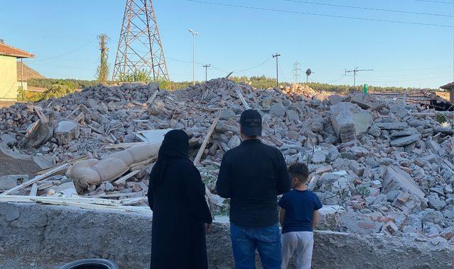 Altındağ'da evi yıkılan Samirah ve ailesi evlerinden sadece birkaç yorgan, battaniye ve giysi alabildiklerini söylüyor