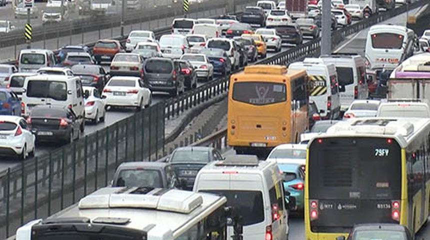 İstanbul'da cuma trafiği: Yoğunluk y&uuml;zde 70'e ulaştı