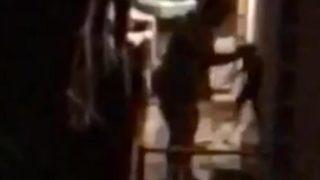 Kediye şiddeti mahalleli görüntüledi! Sebebi: Evin içine tuvaletini yapması