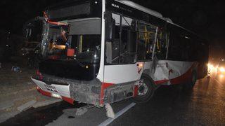 İzmir’de feci kaza! Belediye otobüsü ile TIR çarpıştı: 12 yaralı