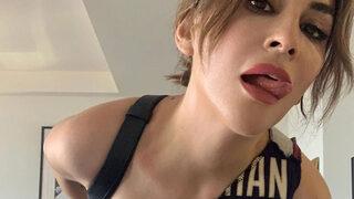 Aynur Aydın'ın sütyenli pozuna binlerce beğeni geldi