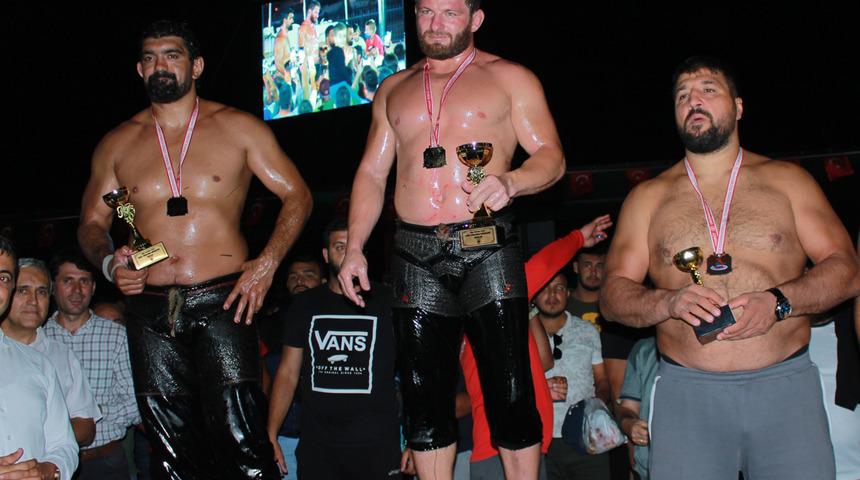 Biga Yağlı Güreşleri'nin başpehlivanı İsmail Balaban oldu