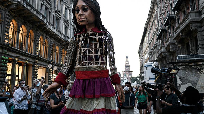 Mülteci çocukların simgesi kukla Amal, İtalya'da