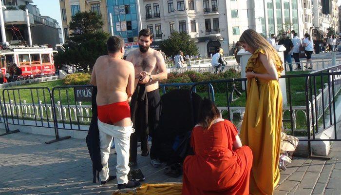 Taksim Meydanı'nda ilginç görüntü! Herkesin önünde soyundular