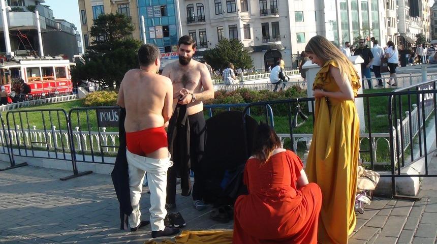 Taksim Meydanı'nda ilginç görüntü! Herkesin önünde soyundular