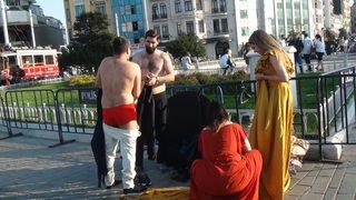 Taksim Meydanı'nda ilginç görüntü! Herkesin önünde soyundular