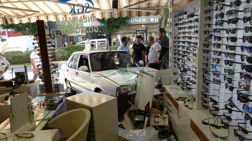 Drift atan otomobil iş yerine daldı, ortalık savaş alanına d&ouml;nd&uuml;