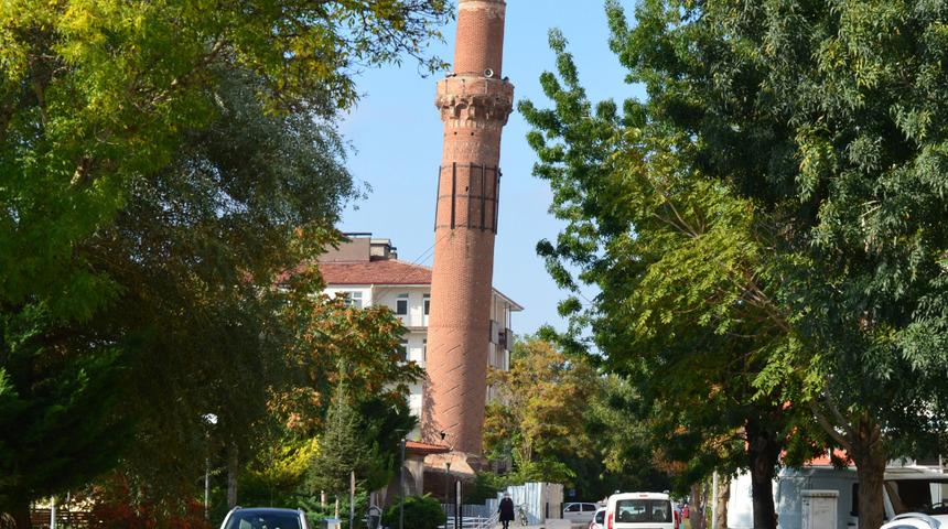 Yer: Aksaray! Herkes eğik minareyi görmeye geliyor: Pisa Kulesi gibi
