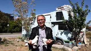 Karavanını hayvan barınağına dönüştüren Kuşçu Ahmetin 40 yıllık sevdası