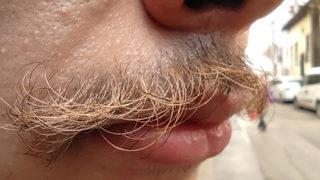 Bursalı gence bakan bir daha bakıyor, inanmayan bıyıklarını çekiyor: Vücudumdaki tek sarı yer bıyıklarım!