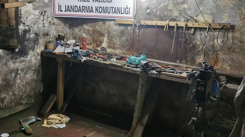 Rize'de ka&ccedil;ak silah at&ouml;lyesine baskında 1 kişi g&ouml;zaltına alındı