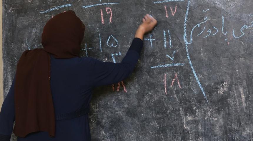 Afganistan'da Taliban kız &ouml;ğrencileri ortaokul eğitimine dahil etmedi
