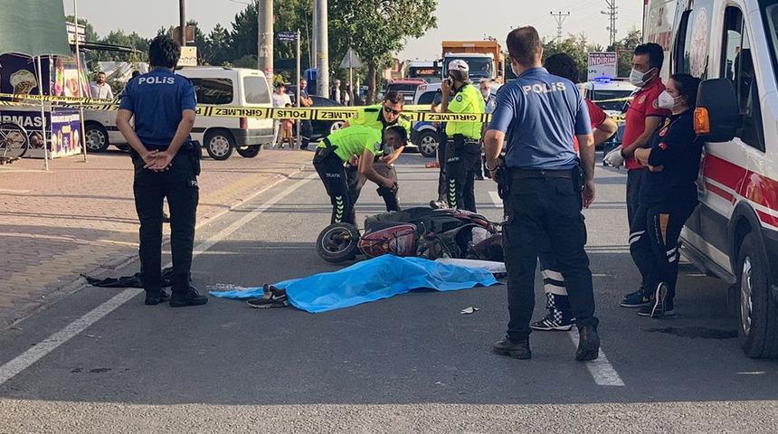 Her şeye sebep aracın bir anda açılan kapısı! Üzerinden kamyon geçti