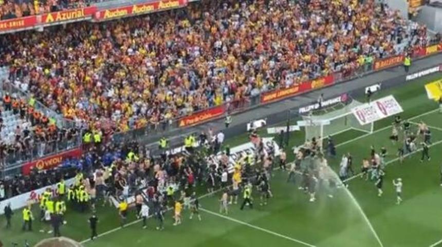 Lens - Lille derbisinde taraftar sahaya indi