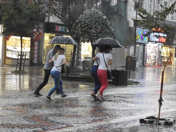Meteoroloji uyarmıştı! 15 dakika yetti, kaçacak yer aradılar G2
