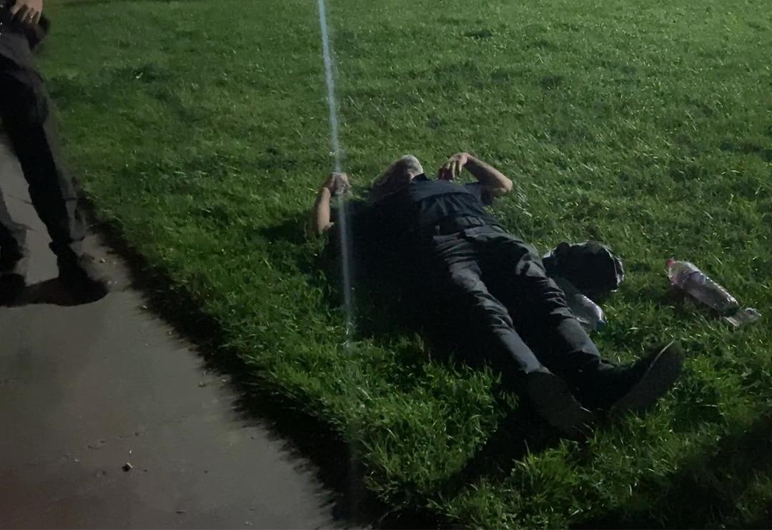 Dakikalarca yerde yattı! Vatandaşlar polisi aradı