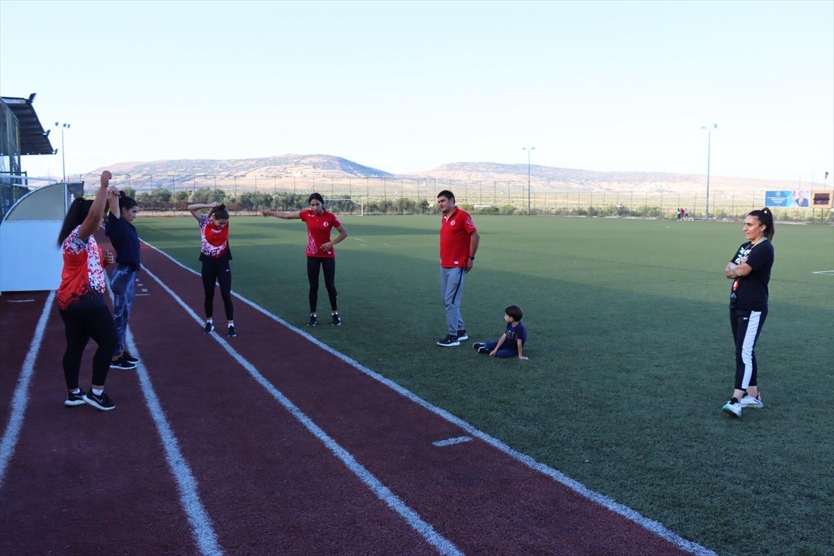 Antren&ouml;r &ccedil;ift geleceğin şampiyon sporcularını yetiştiriyor
