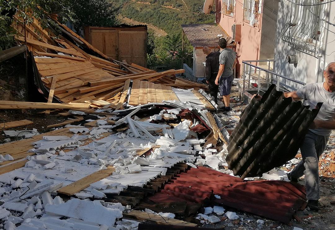 Sultangazi fırtına sonrası tanınmaz halde! U&ccedil;an &ccedil;atılar sokakları kapladı
