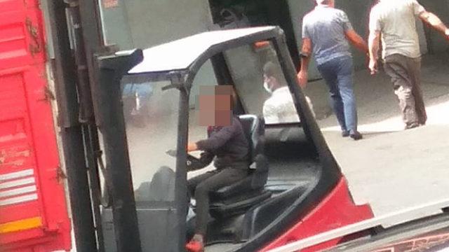 Forklift direksiyonuna oturan çocuk sürücü görenlere pes dedirtti!