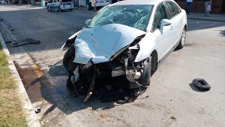 Adana'da iki otomobilin çarpışması sonucu 6 kişi yaralı G1