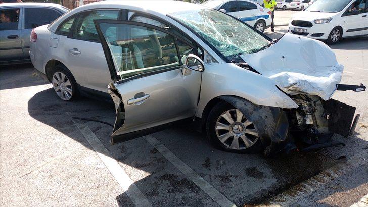 Adana'da iki otomobilin çarpışması sonucu 6 kişi yaralı G5