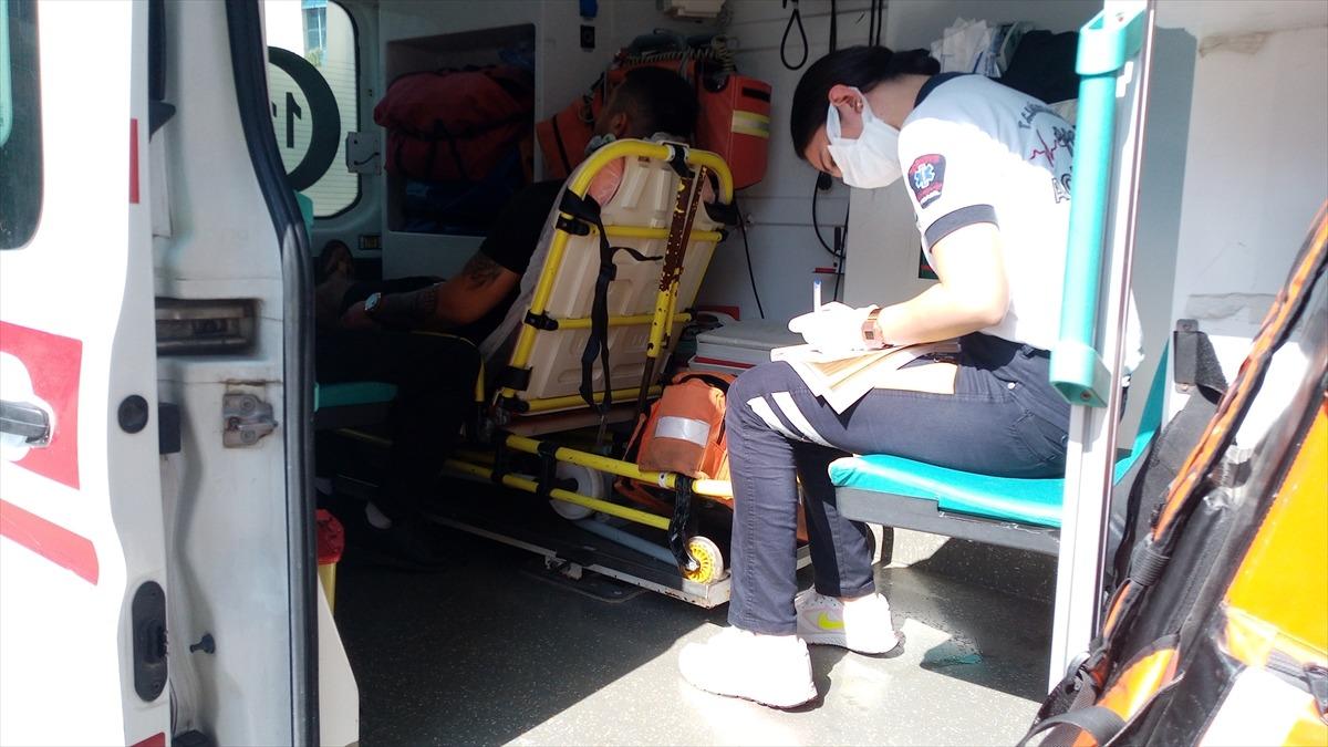 Adana'da iki otomobilin &ccedil;arpışması sonucu 6 kişi yaralı