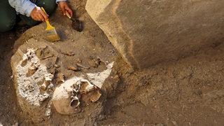 Van'da şaşırtan keşif! Yeni mezar tipi ortaya çıktı