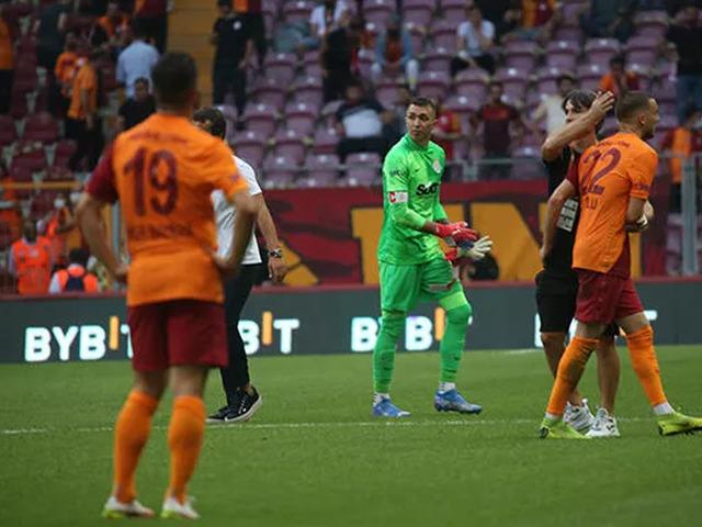 Galatasaray karıştı, Ömer Bayram formayı yere attı