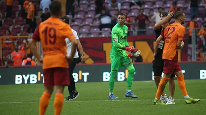 Galatasaray karıştı, Ömer Bayram formayı yere attı