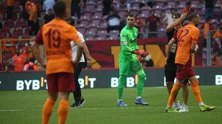 Galatasaray karıştı, Ömer Bayram formayı yere attı