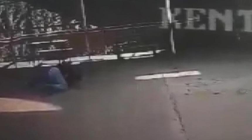 Babası kurşunladı, oğlu g&ouml;ğs&uuml;nden bı&ccedil;akladı! Peş peşe dehşeti yaşattılar