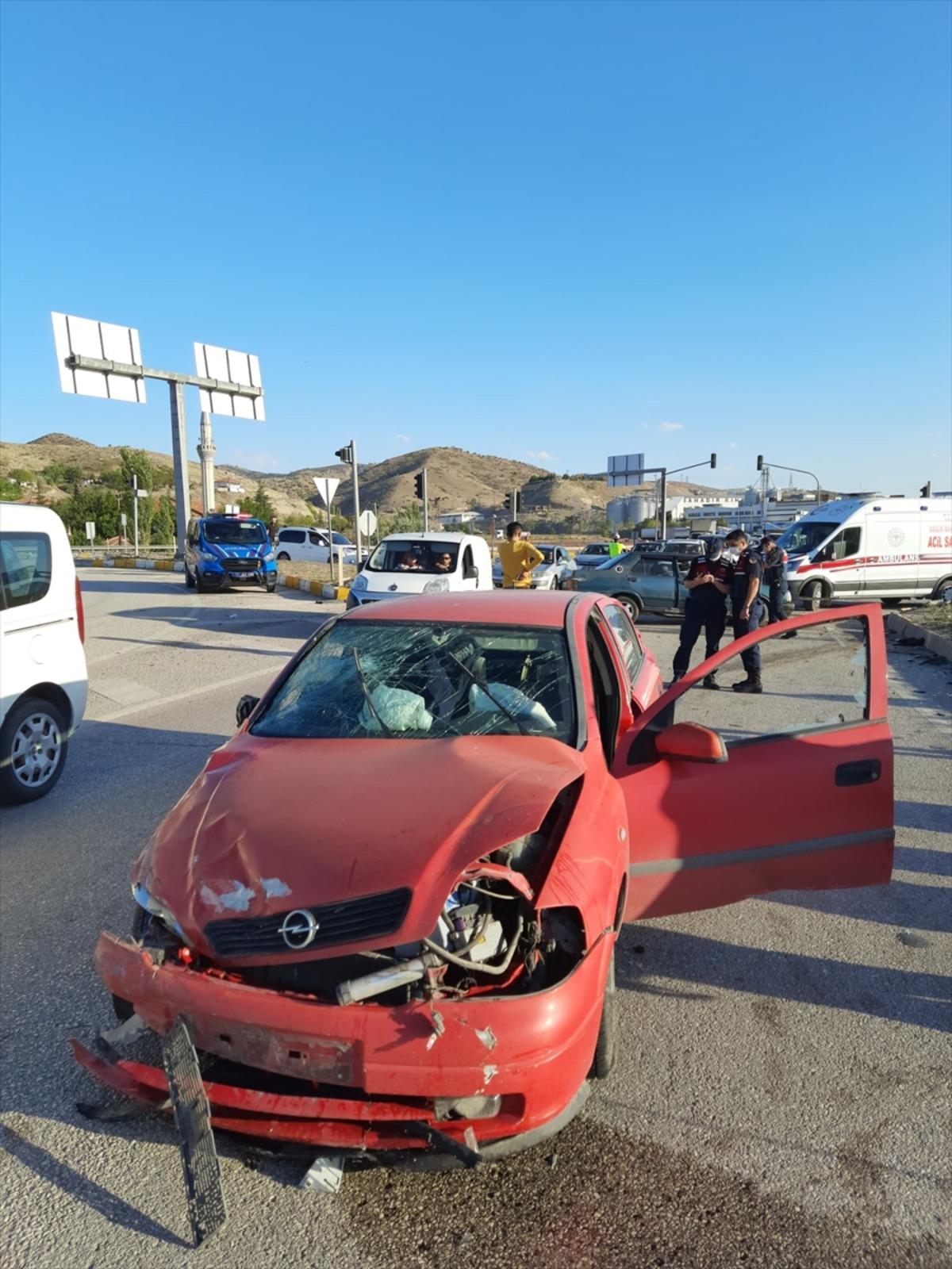 Kırıkkale'de iki otomobilin &ccedil;arpıştığı kazada 7 kişi yaralandı