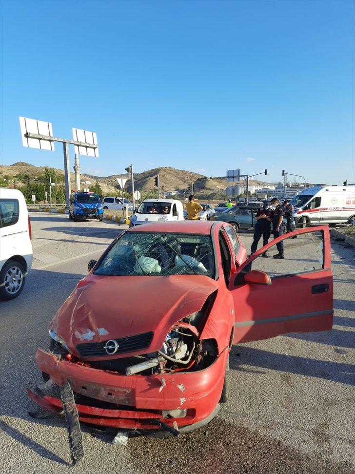 Kırıkkale'de iki otomobilin çarpıştığı kazada 7 kişi yaralandı G1