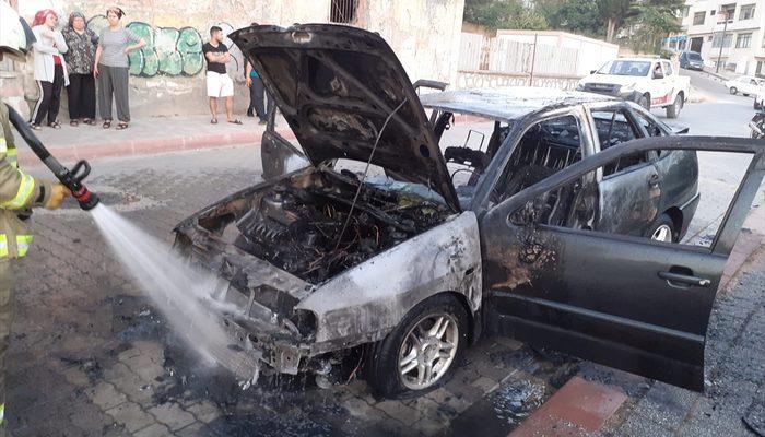 Balıkesir'de park halindeki otomobilde çıkan yangın söndürüldü