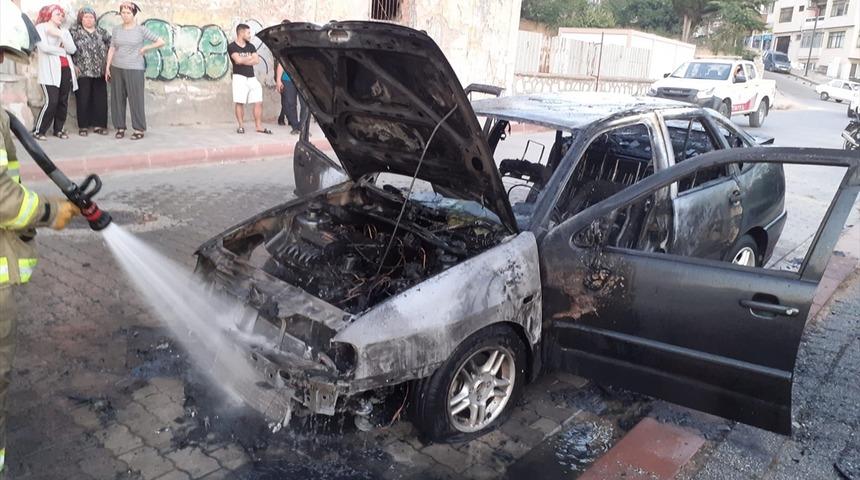 Balıkesir'de park halindeki otomobilde çıkan yangın söndürüldü