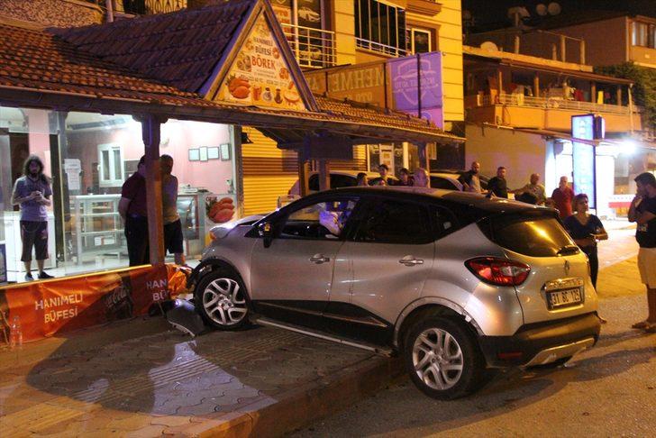 Hatay’da minibüsle otomobilin çarpışması sonucu 7 kişi yaralandı G2