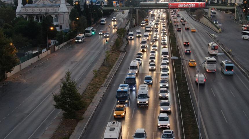 İlk saatlerden itibaren başladı! İşte İstanbul'da trafik durumu