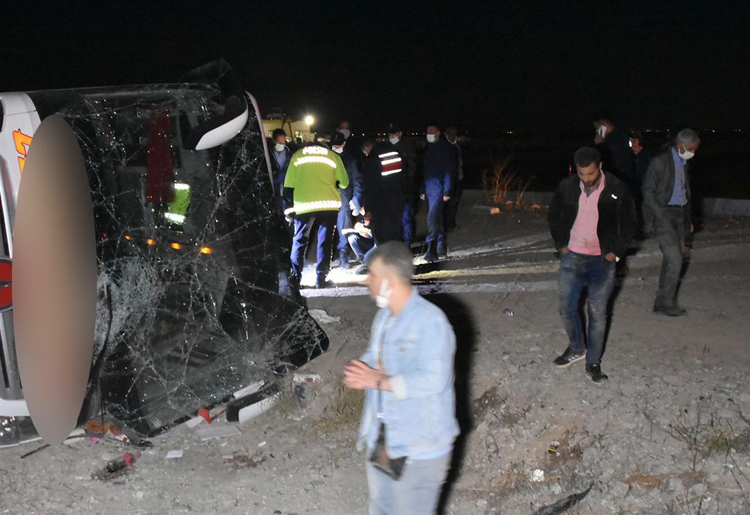 Konya'da yolcu otob&uuml;s&uuml; devrildi: 14 yaralı