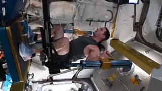 Fransız astronottan uzayda egzersiz paylaşımı!