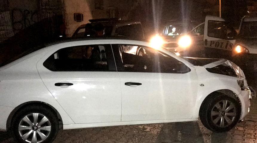 'Dur' ihtarına uymayan şüpheliler polisten kaçarken kaza yaptı