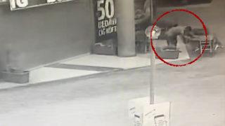 Defalarca yere düşen kağıt toplayıcısı gencin ölüm anı güvenlik kamerasında