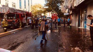 Beyoğlu'nda iş yerinde yangın! 12 kişi dumandan etkilendi