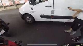 Korku dolu anlar! Sopanın ucuna bağladığı bıçakla motosikletliye saldırdı