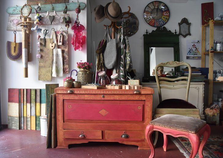 Emekliliğinde öğrendiği ahşap boyama sanatıyla eski eşyaları "parlatıyor" G3